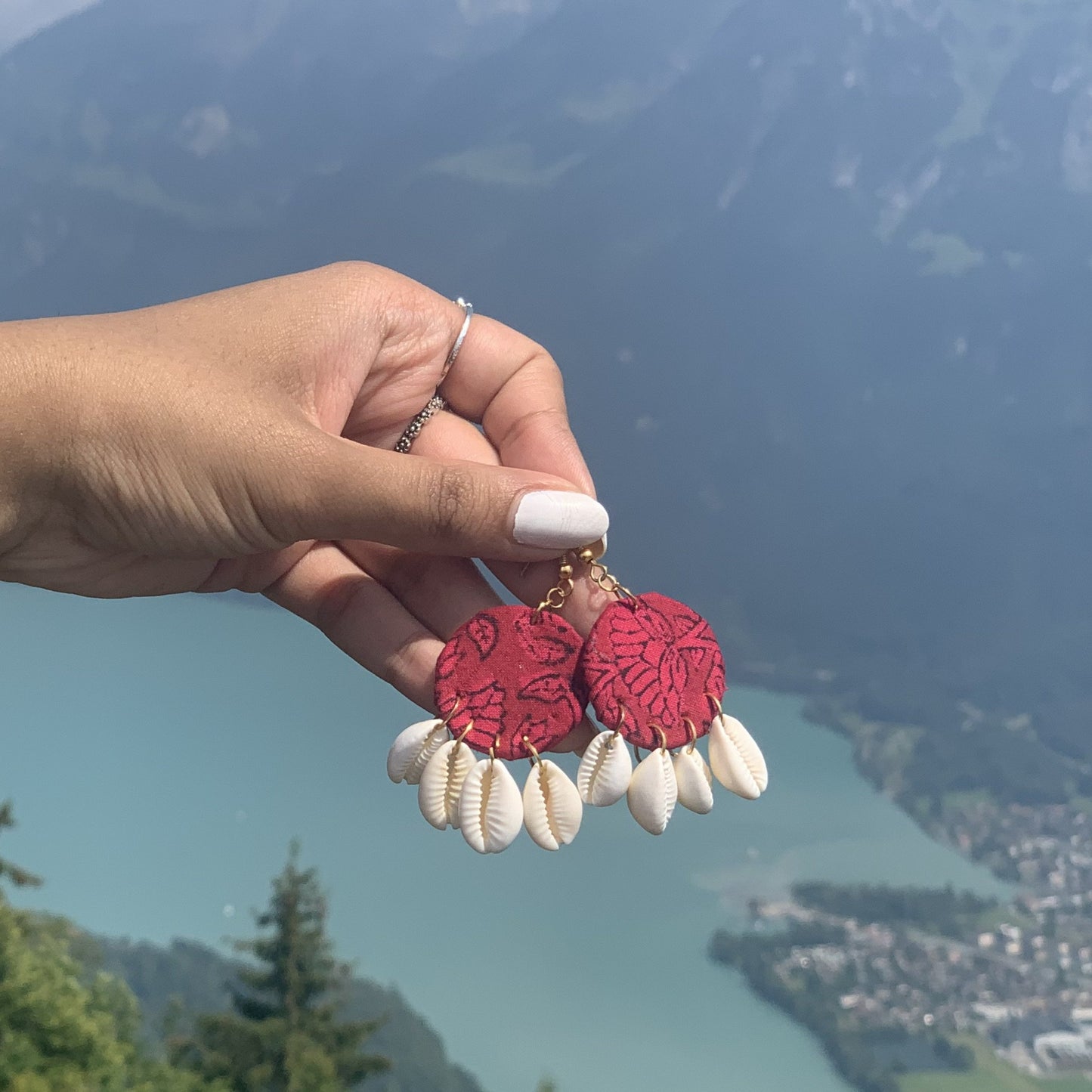 Boucles d'oreilles rouges avec coquillages