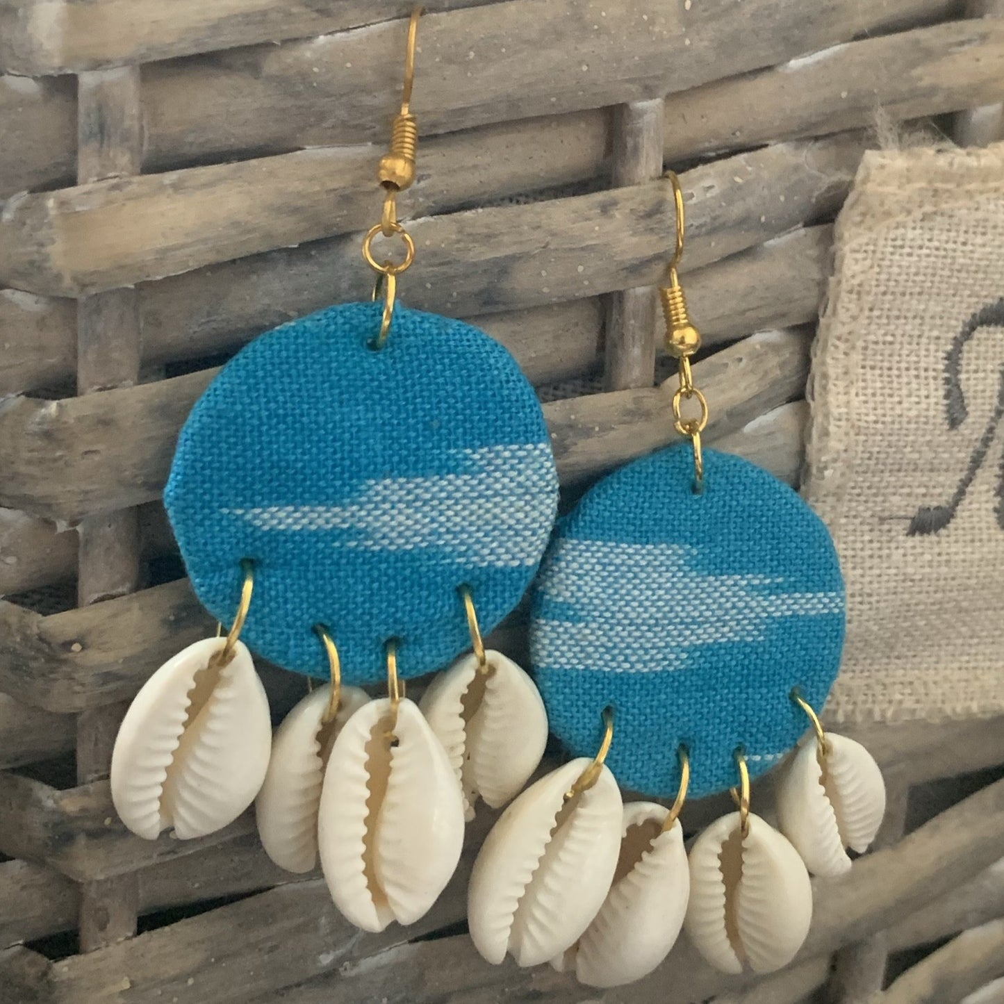 Boucles d'oreilles bleues avec coquillages