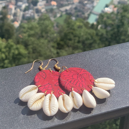 Boucles d'oreilles rouges avec coquillages