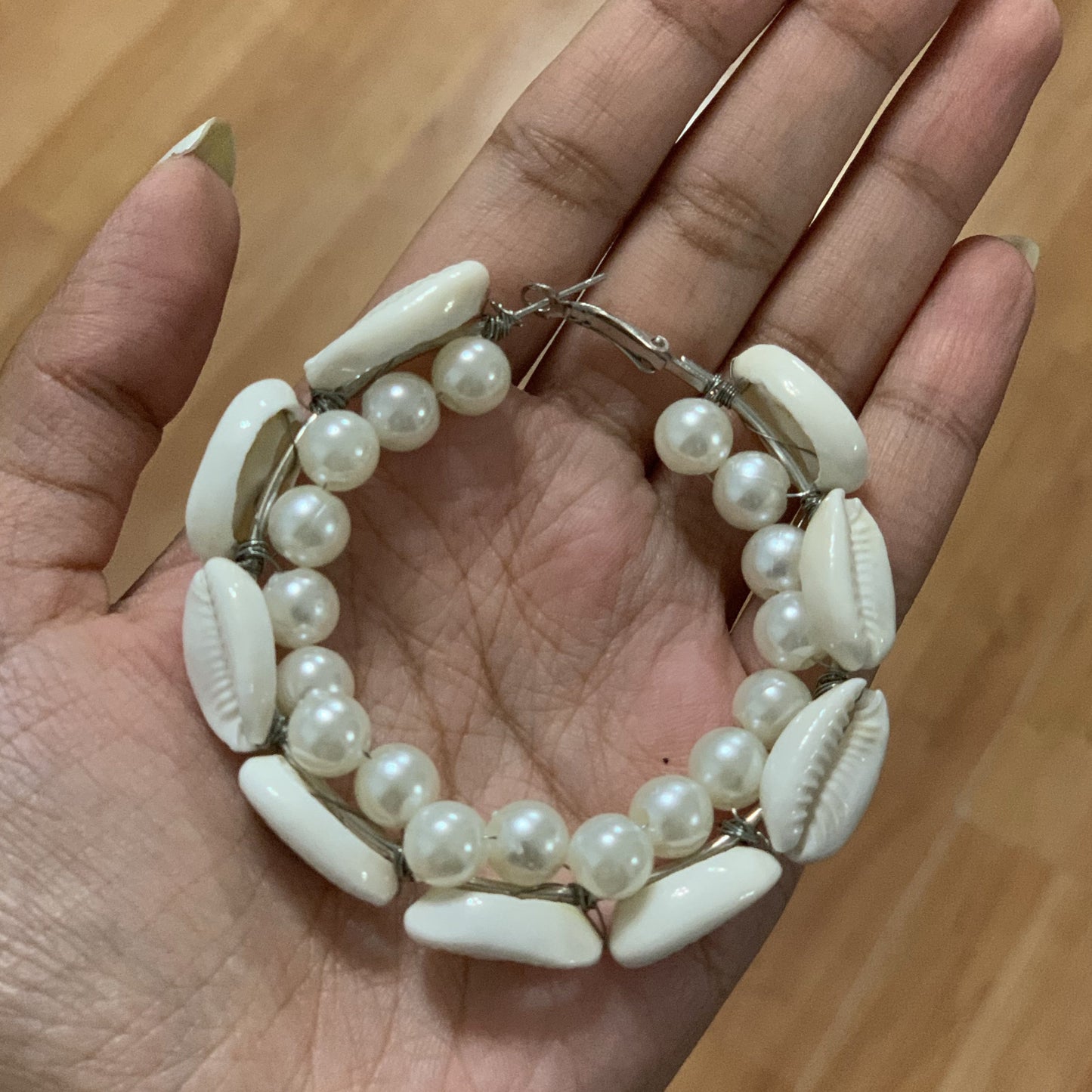 Boucles d'oreilles créoles avec perles et coquillages