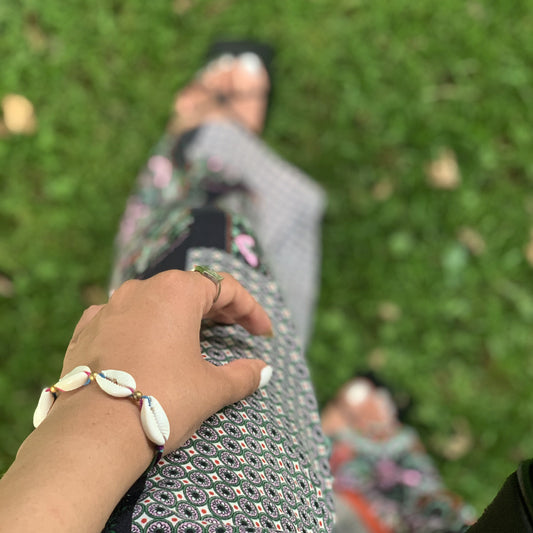 Bracelet tissu multicolore avec coquillages