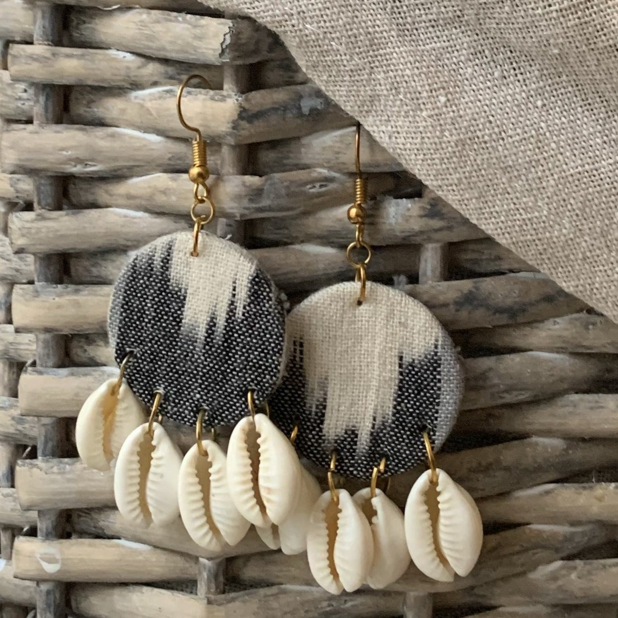 Boucles d'oreilles noires avec coquillages