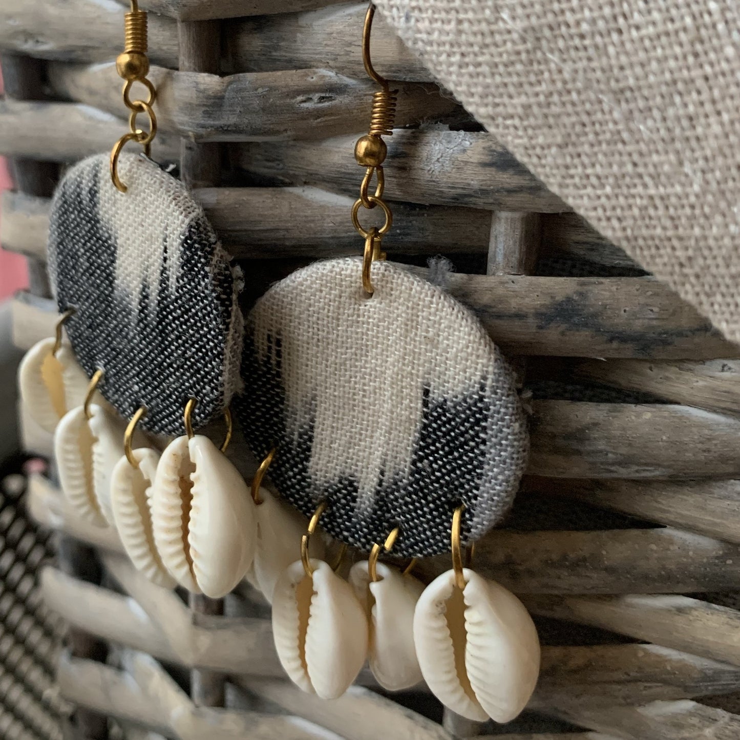 Boucles d'oreilles noires avec coquillages