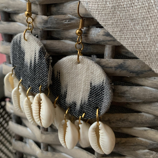 Boucles d'oreilles noires avec coquillages