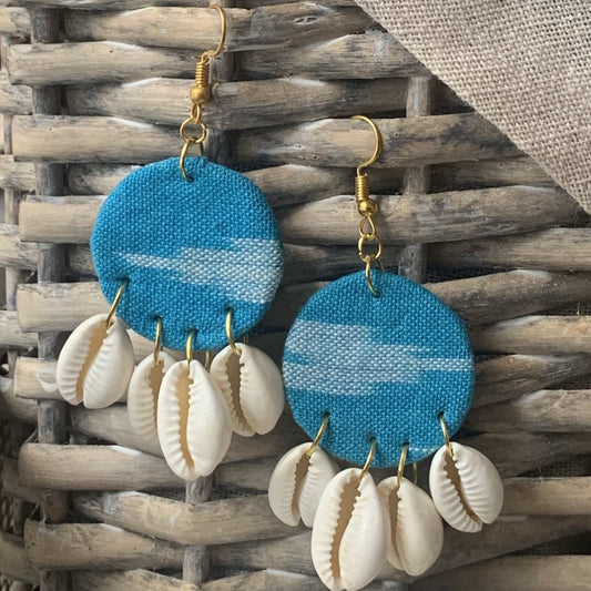 Boucles d'oreilles bleues avec coquillages