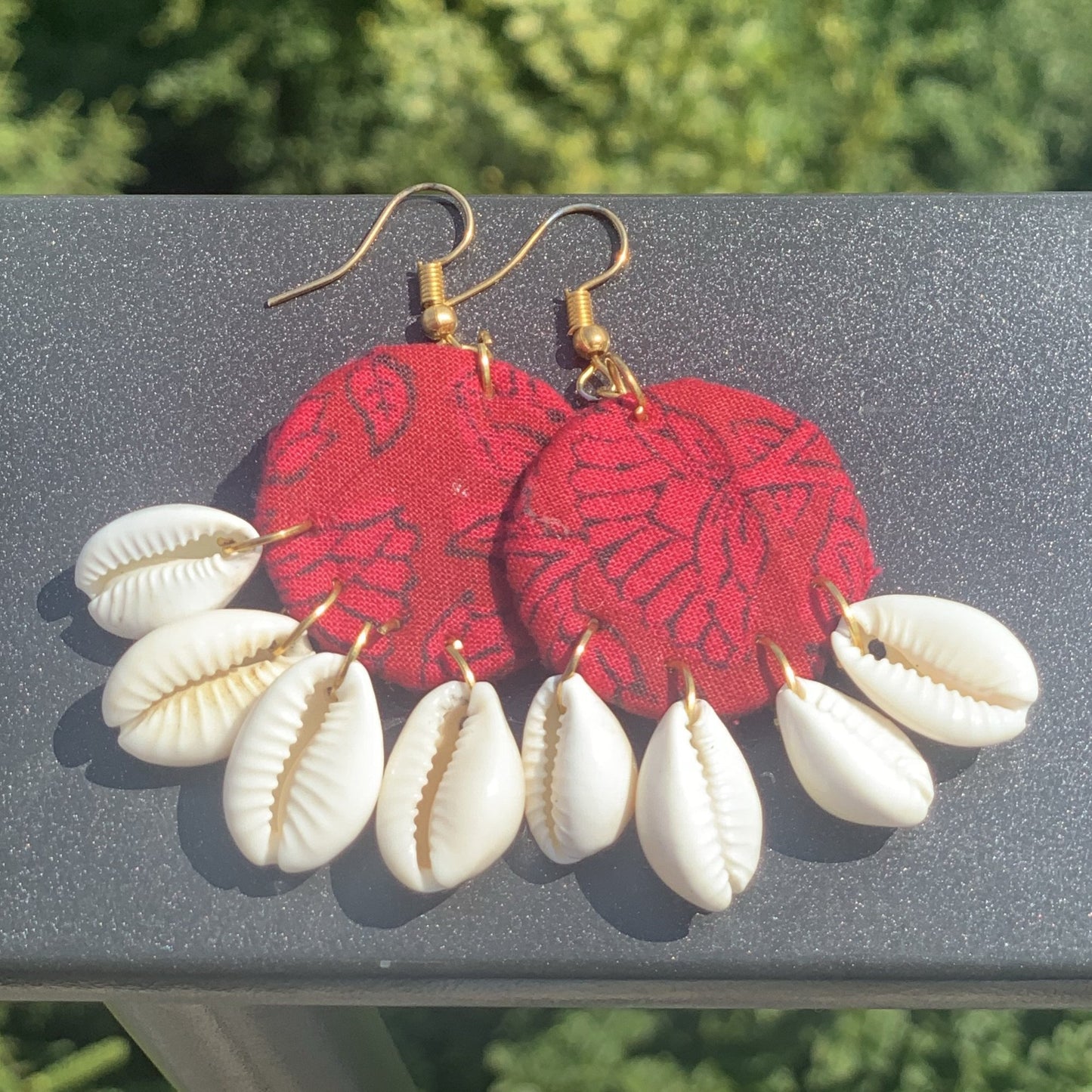 Boucles d'oreilles rouges avec coquillages
